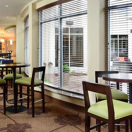 Hilton Garden Inn Greensboro Airport Bagian luar foto